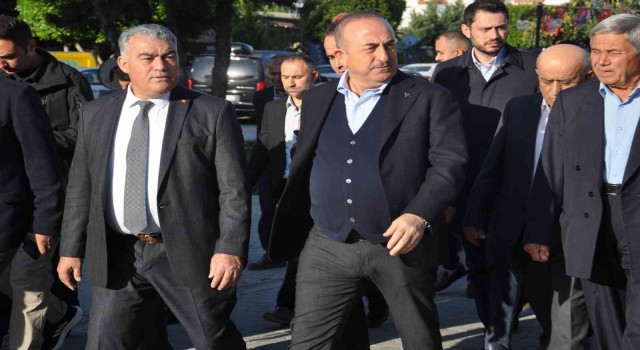 Bakan Çavuşoğlu bayram namazını Gazipaşada kıldı