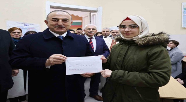 Bakan Çavuşoğlu: Topladığınız yardımlarla 800den fazla çadır ve 145 konteyner deprem bölgesine gönderildi