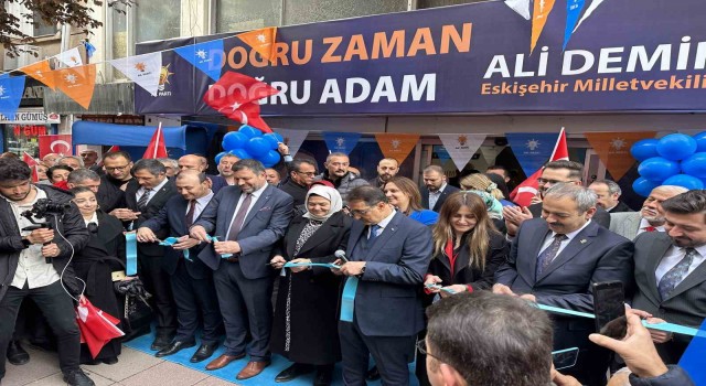 Bakan Dönmez, Eskişehirde seçim bürosu açılışına katıldı