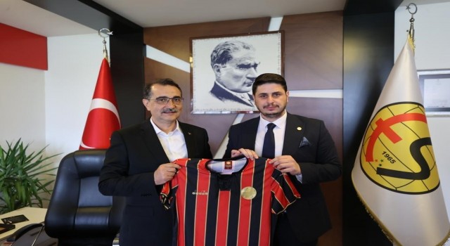 Bakan Dönmez Eskişehirsporu ziyaret etti