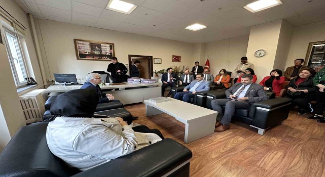 Bakan Dönmez huzurevi ve hastanede bulunan vatandaşlarla bayramlaştı