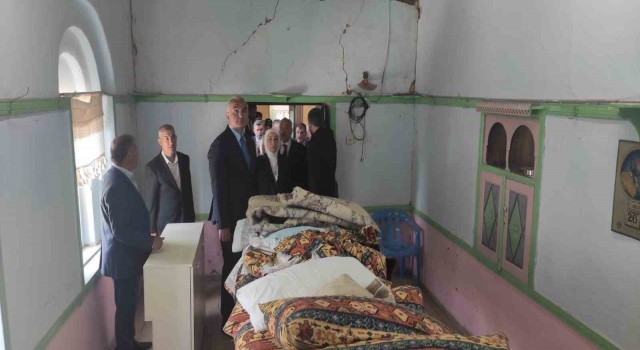 Bakan Ersoy, depremde hasar alan cemevini ziyaret etti