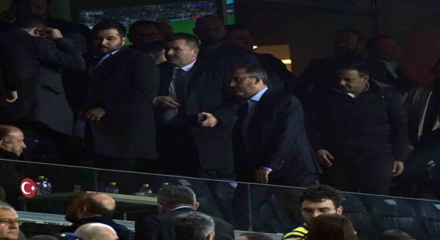 Bakan Kasapoğlu, derbiyi tribünden izledi