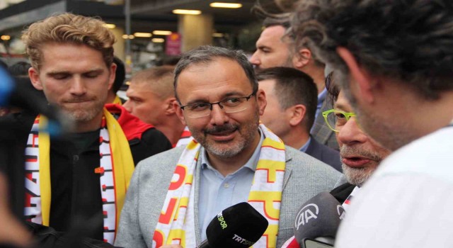 Bakan Kasapoğlu, Göztepeli taraftarla buluştu, İzmirin spor markasını birlikte yükselteceğiz dedi