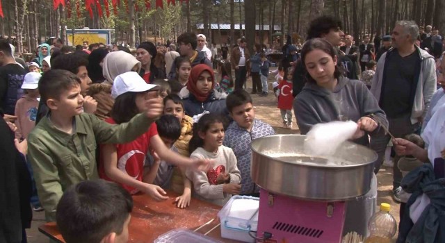 Bakan Kurum Çevre ve Çocuk Şenliğinde çocuklarla buluştu