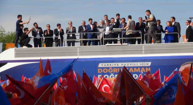 Bakan Nebati Silifke yoğurdu ikram edilince, Biri yerken başkası bakmaz, sonra yiyeceğim dedi