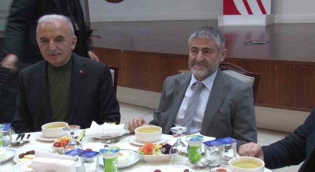 Bakan Nebati, Ümraniyede depremzedelerle iftar yaptı