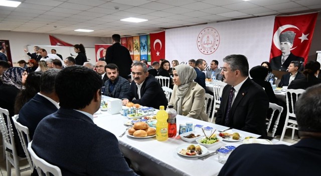 Bakan Özer: En büyük zenginliğimiz öğretmenlerimiz