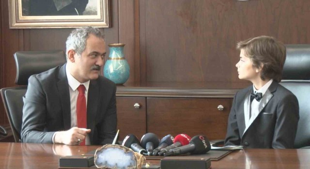 Bakan Özer, koltuğunu 5inci sınıf öğrencisi Kaan Can İle devretti