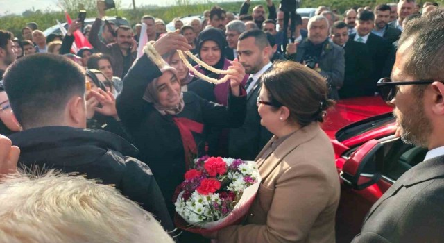 Bakan Derya Yanık aday tanıtımı toplantısına Osmaniye'ye Togg ile geldi