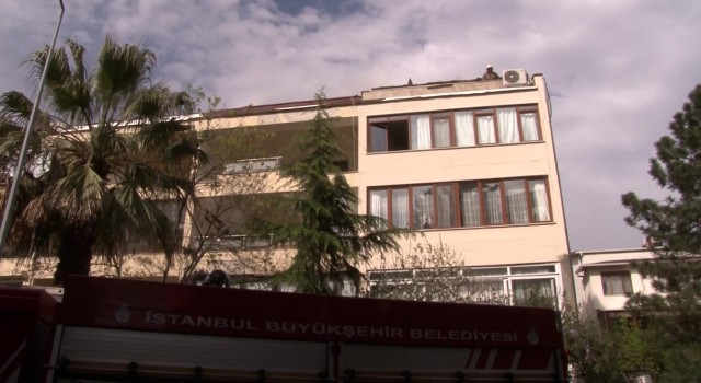 Bakırköyde 5 katlı binanın çatı katında korkutan yangın
