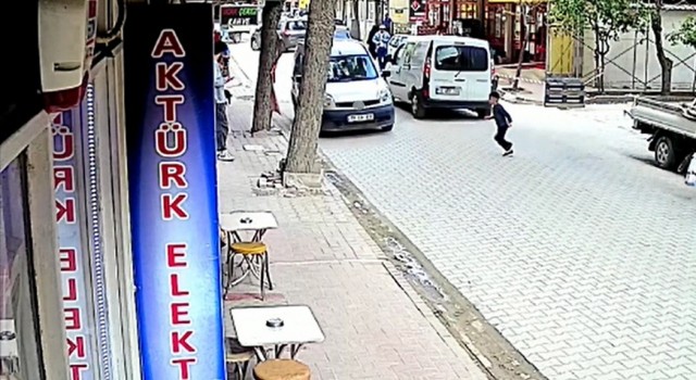 Balıkesirde 7 yaşındaki çocuğun aracın altında kaldığı kaza kamerada