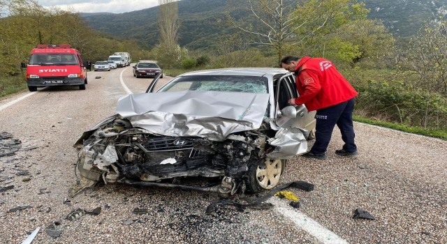 Balıkesirde otomobiller kafa kafaya çarpıştı: 1 ölü, 1 yaralı
