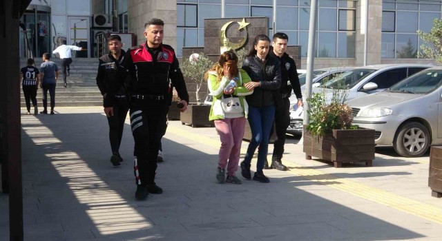 Balkona götürüp seni buradan atarım diyen kocasını bıçakladı