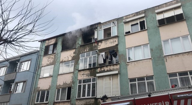 Bandırmada evde yangın çıktı, 2 kişi hastaneye kaldırıldı
