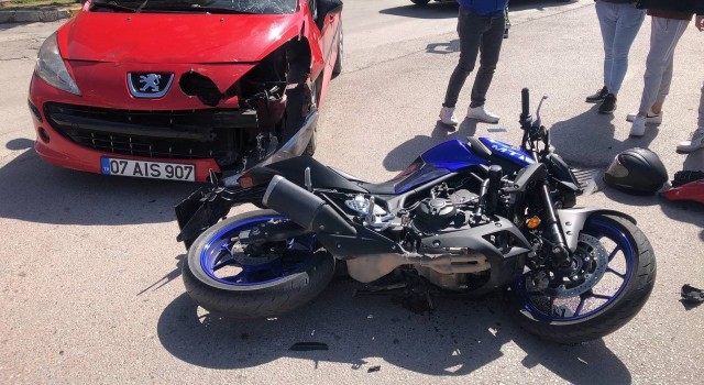Bandırmada motosiklet ile otomobil çarpıştı, 1 kişi yaralı