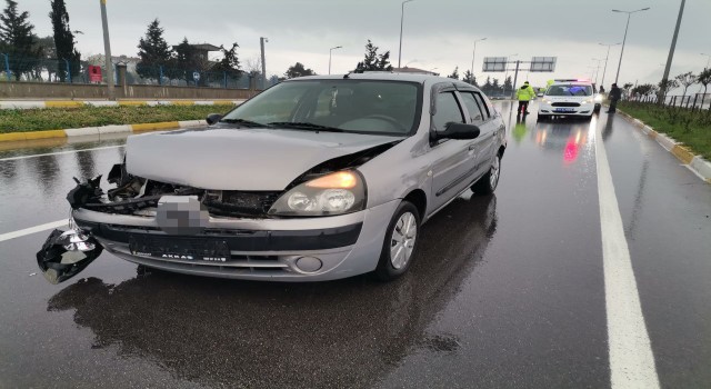 Bandırmada otoyolda su birikintisi zincirleme kazaya neden oldu
