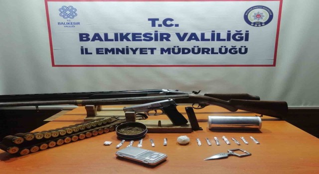 Bandırmada silah ve uyuşturucu ele geçirildi