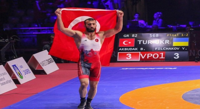 BARÜ mezunu milli güreşçi Burhan Akbudak, Avrupa şampiyonu oldu