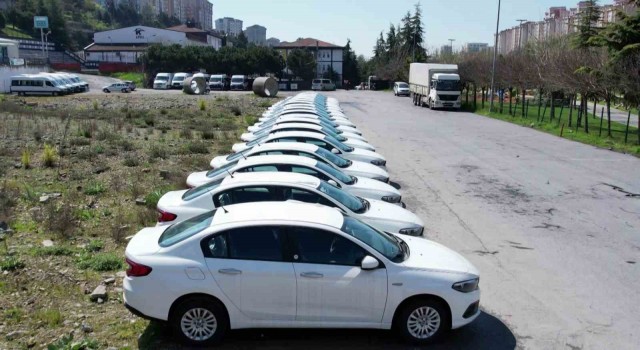 Başakşehir'de boş arazide stoklanmış araçlar bulundu