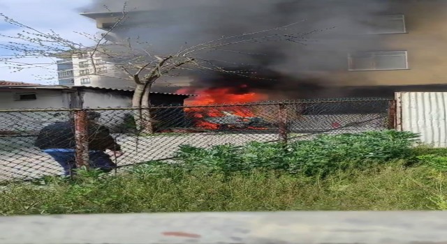 Başakşehirde evin bahçesinde park halinde olan otomobil alev topuna döndü