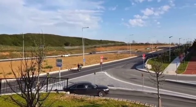Başakşehirde ön kaldıran motosiklet sürücüsünün kaza anı kamerada