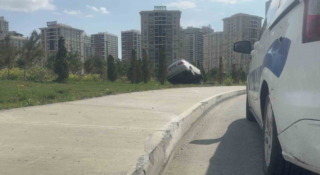 Başakşehirde virajı alamayan sürücü çayırlık alana çıktı