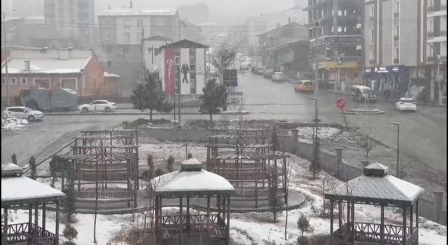 Başkalede kar kalınlığı 20 santimetreye ulaştı