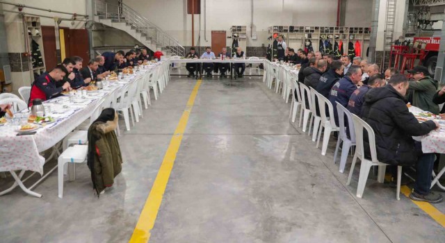 Başkan Alim Işık, itfaiye erleriyle birlikte sahur yaptı