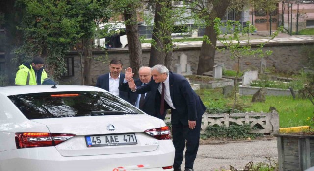 Başkan Bakkalcıoğlu, mezarlık ziyaretinde hemşehrilerinin bayramını kutladı