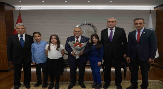 Başkan Büyükkılıç, koltuğunu çocuklara devretti