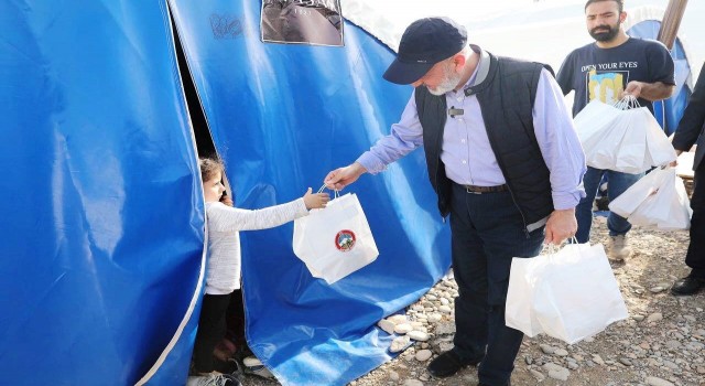 Başkan Çolakbayrakdar, Adıyamanda depremzedelerle iftar yaptı ve iaşe dağıttı