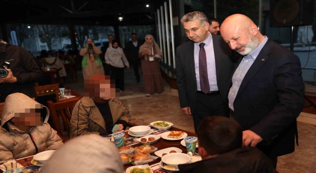 Başkan Çolakbayrakdar, yetim çocuklarla iftar açtı