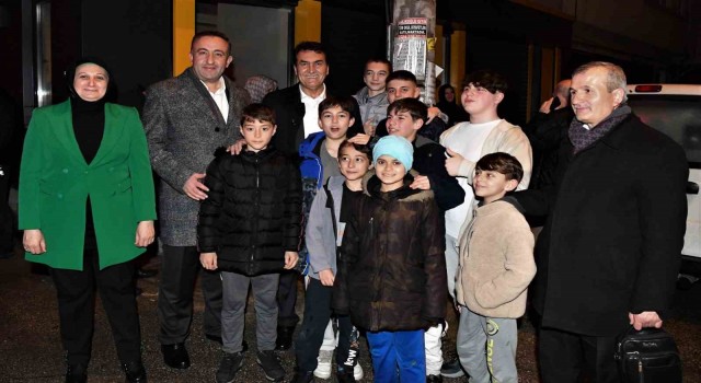 Başkan Dündara çocuklardan yoğun ilgi