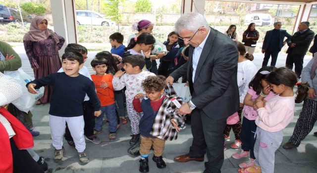 Başkan Güder, depremzede çocukların yüzünü güldürdü