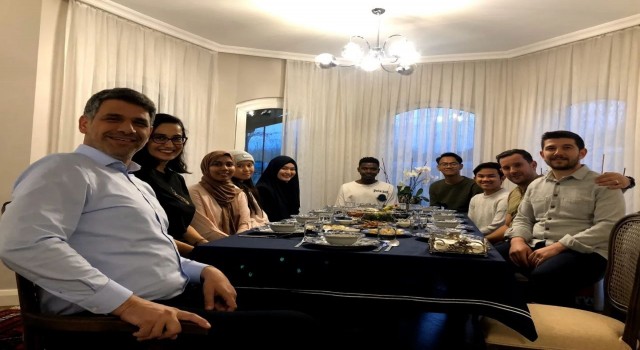 Başkan Kocaman, yabancı öğrencilere evinde iftar verdi