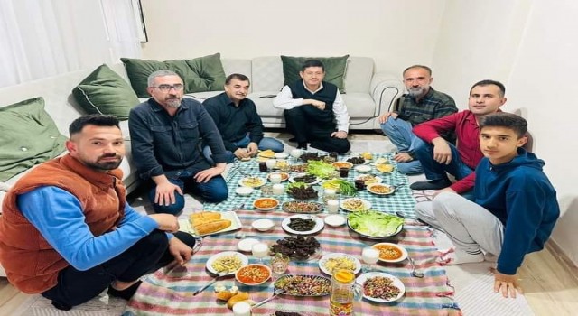 Başkan Özcan iftarda depremzede aileye misafir oldu