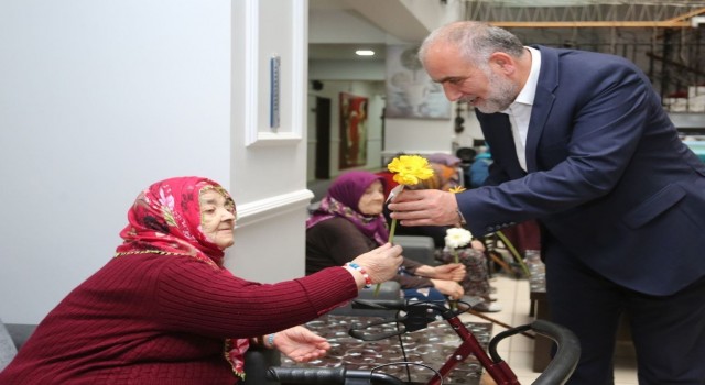 Başkan Sandıkçı: “Büyüklerimiz tecrübeleriyle hayatımıza önemli katkılar sunar”