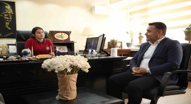 Başkan Yücel koltuğunu 4. sınıf öğrencisi Buğleme devretti