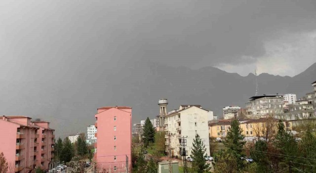 Batmanda aniden değişen hava cadde ve sokakları sele çevirdi