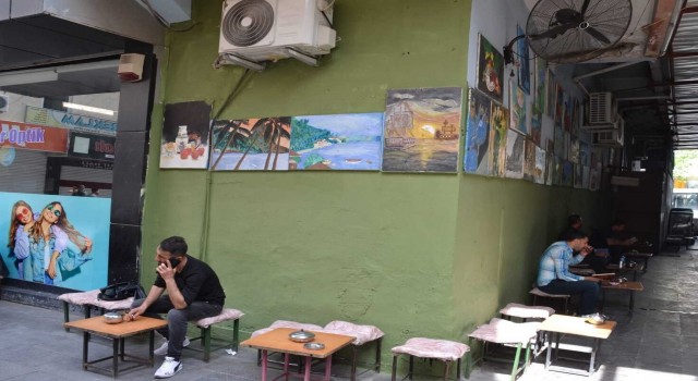 Batmanda çay ocağında hem kitap okuyorlar hem çay içiyorlar