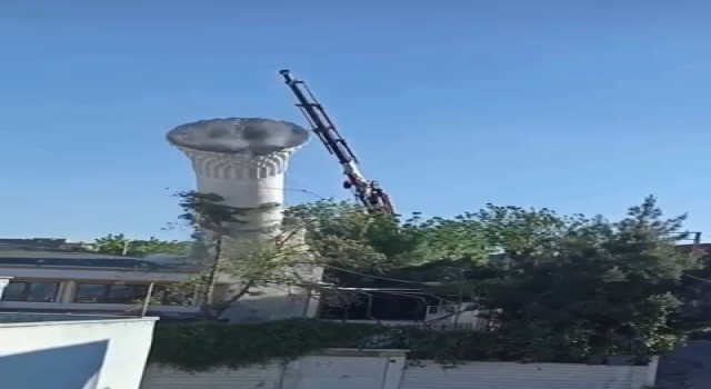 Batmanda hasar alan camiinin minaresi kontrollü olarak yıkıldı