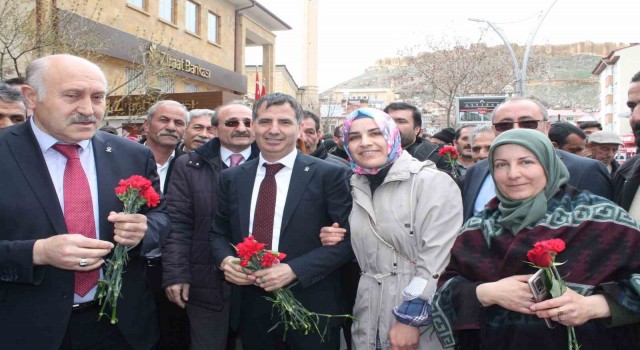 Bayburtun AK Parti adayı Ateş memleketinde coşkuyla karşılandı
