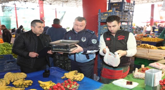 Bayraklıda zabıtadan pazar yerlerinde tartı denetimi