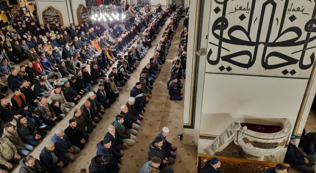Bayram namazı kılmak isteyen vatandaşlar tarihi Ulu Camiine akın etti: Kilometrelerce oluşan trafik havadan görüntülendi