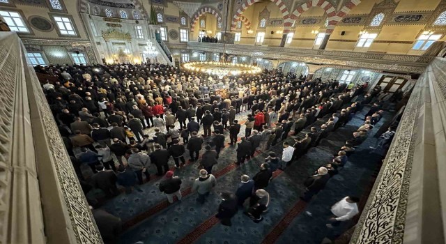 Bayram namazında camiler doldu taştı