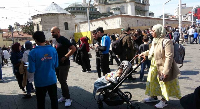 Bayram nedeniyle vatandaşlar Taksime akın etti