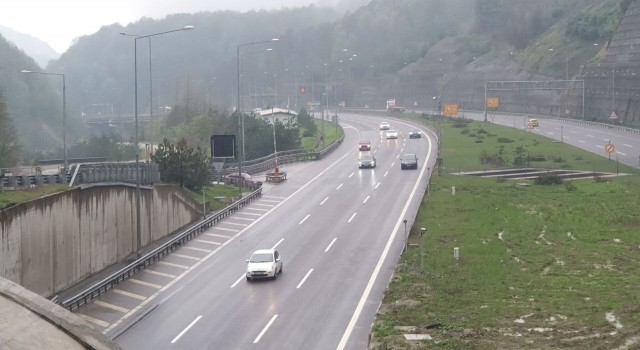Bayramın birinci günü yola çıkan sürücüler otoyolda yoğunluk oluşturuyor