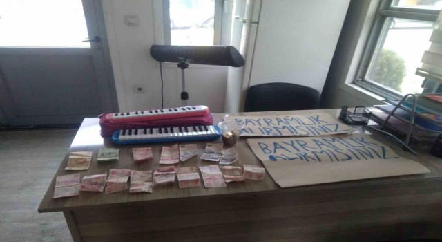 Bayramlık alır mısınız? pankartı ile çocukları dilendiriyorlar