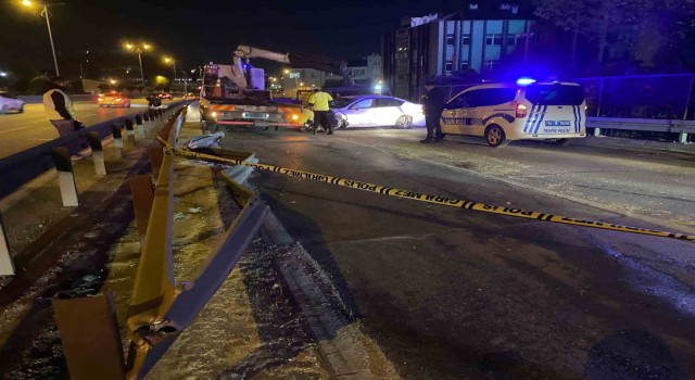 Bayrampaşada alkollü sürücü bariyere çarptı: 1 ağır yaralı